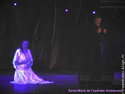 Une danseuse dans le rôle de la Santa Maria au chant Michel Seize